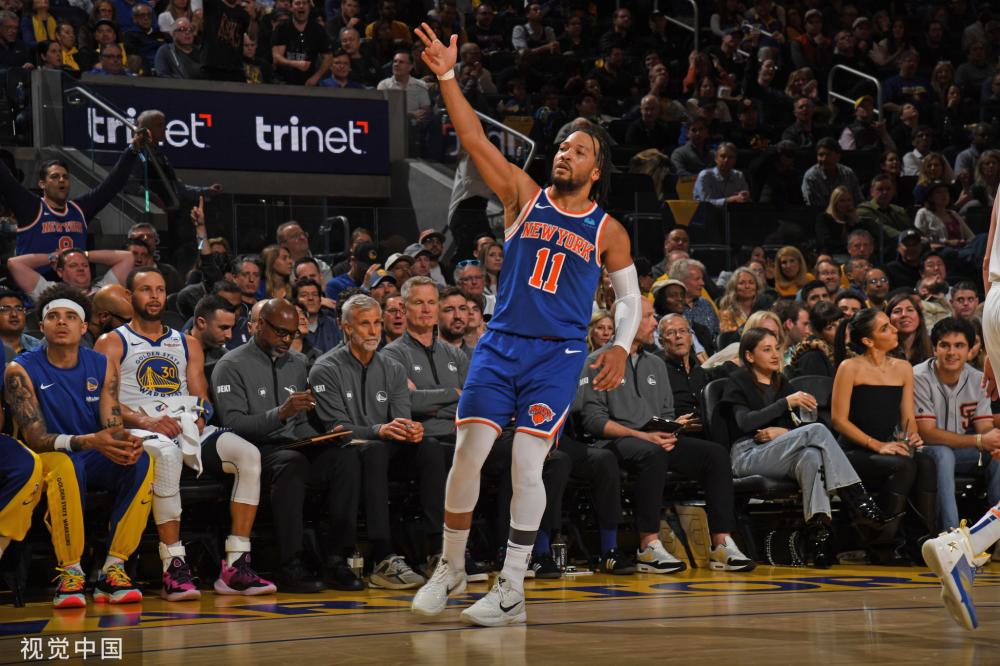 塔图姆34+10绿军险胜雄鹿3连胜 76人力克魔术.