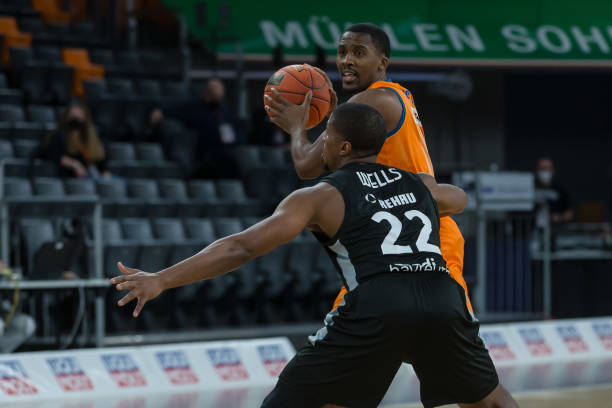 以稳健防守 以稳健防守